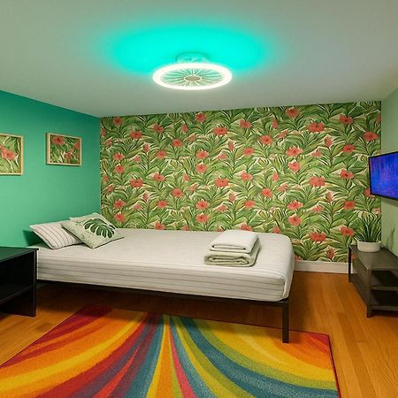 ניו יורק Tropical Comfort Room In Harlem Cozy Stay With Snacks & Style מראה חיצוני תמונה